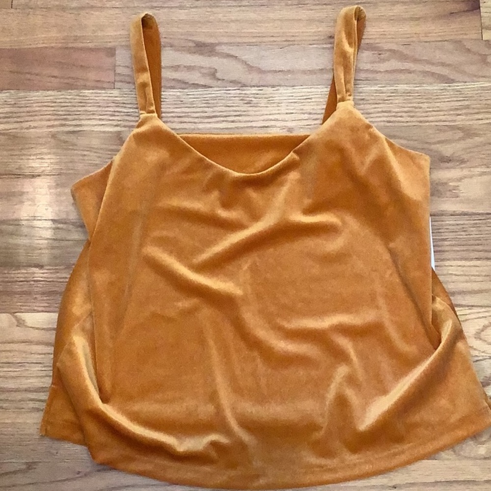 4/$12 NWT Beautiful top